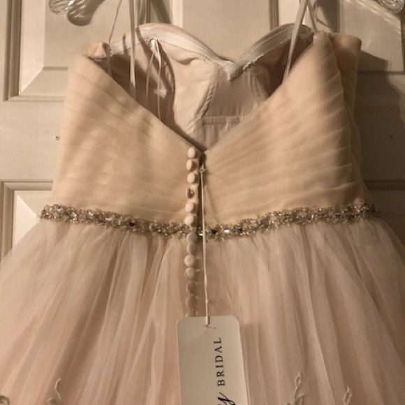 Never Worn Wedding Dress! - Picture 4 of 8